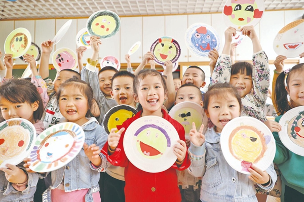 繪制“笑臉盤” 笑迎“微笑日”