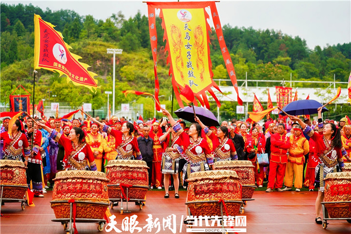 20241001，貴州省岑鞏縣?水街道，民間藝人在表演思州戰(zhàn)鼓。楊勝鵬供圖 (135)_副本.jpg